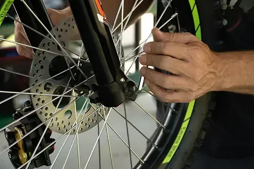 Man assembling Extreme Wheel ES