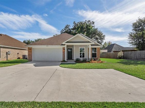 Mobile Concrete builds and installs driveways.