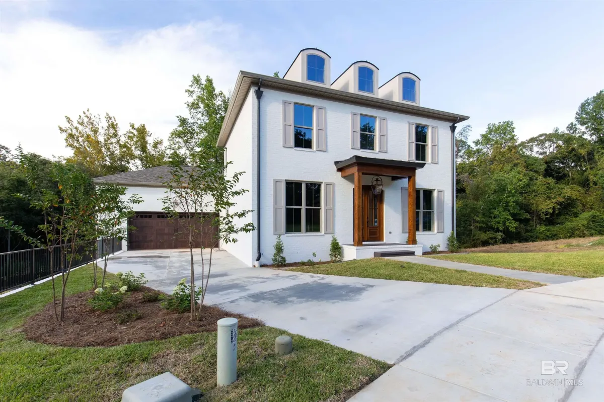 Mobile Concrete builds and installs driveways.