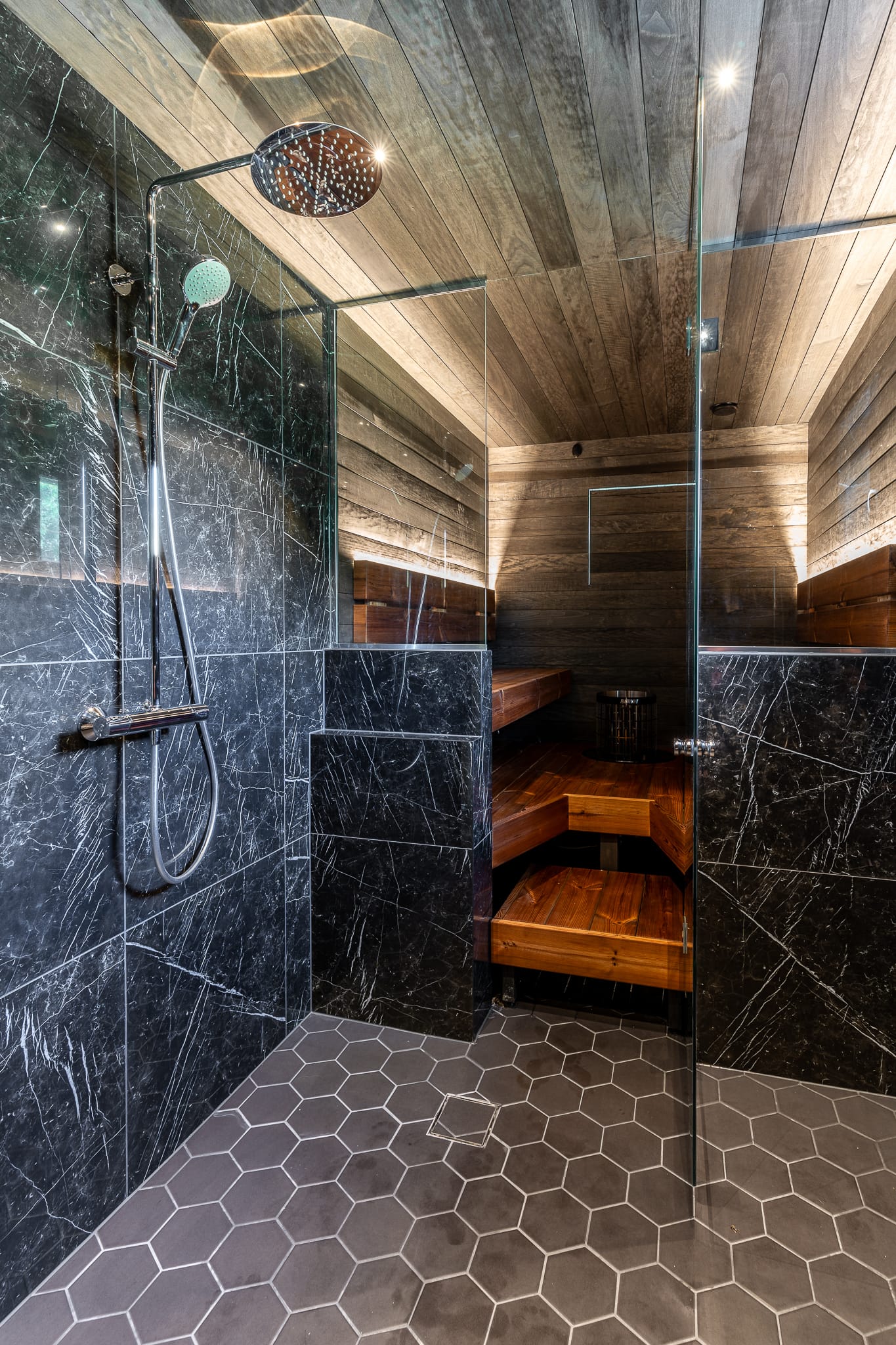 Kylpyhuone ja näkymä saunaan