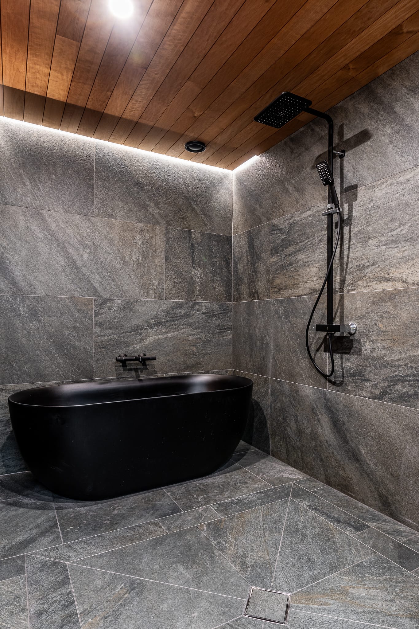 Usi kylpyhuone ammeineen 