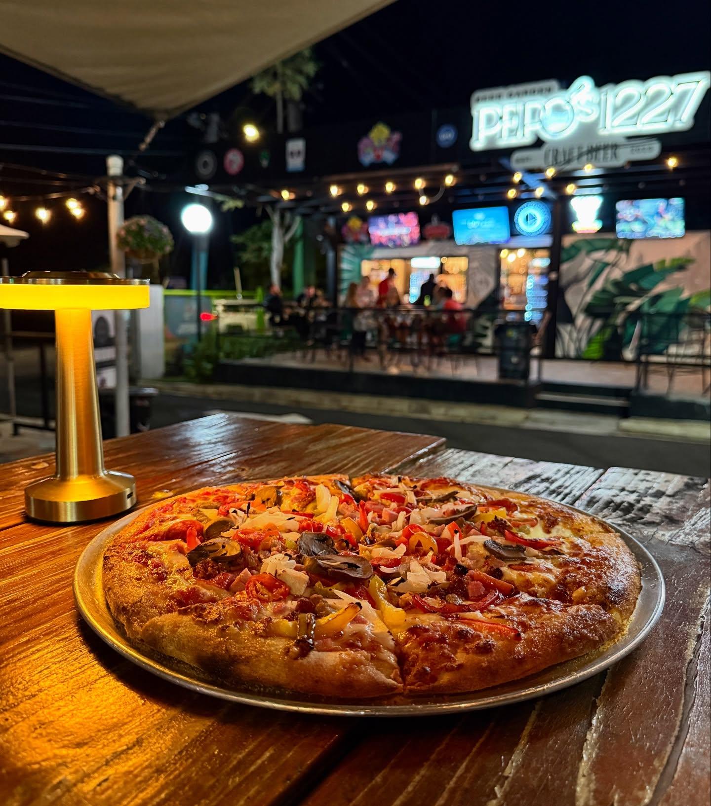 Pizza artesanal y cerveza craft servida en Pepo's 1227