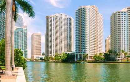  Análisis de Cap Rate real vs. estimado en Miami. Cómo calcular el NOI correcto descontando HOA, seguros, vacancia y mantenimiento para tomar decisiones de inversión inmobiliaria con criterio técnico.