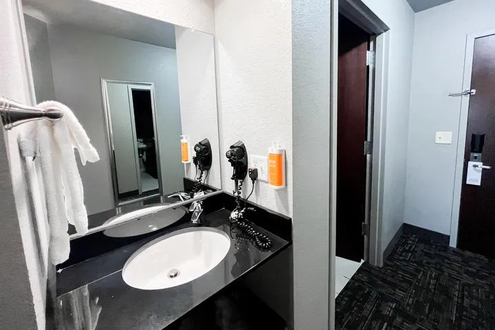 Bathroom in the Superior King Room at Metropolis Resort