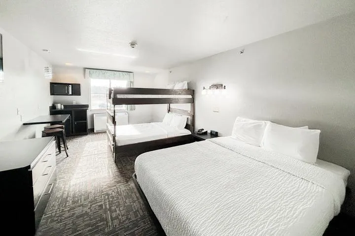 Queen Bunk Room at Metropolis Resort
