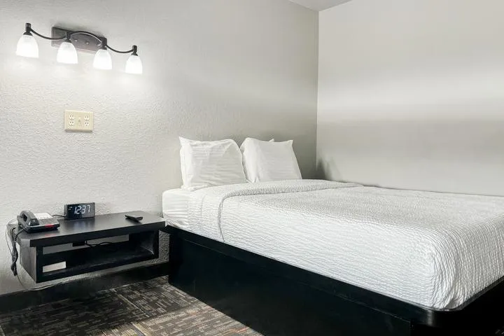Metropolis Resort Queen Bed
