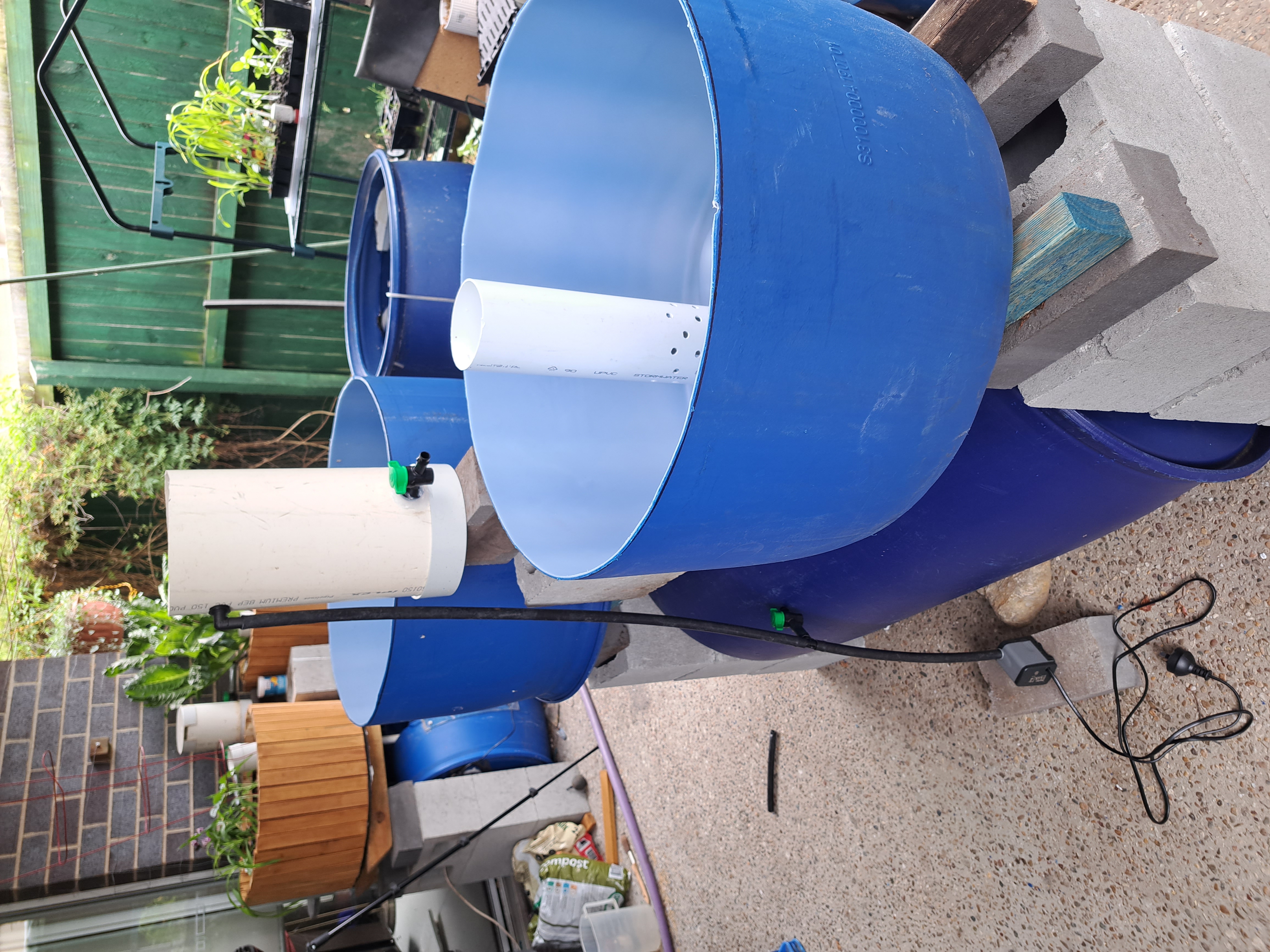 Simple layout of a compact backyard aquaponics system