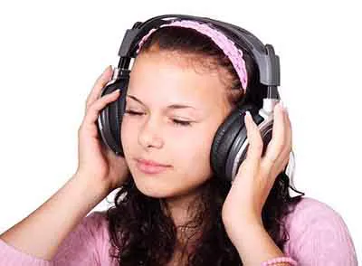 Woman_Listening_to_music