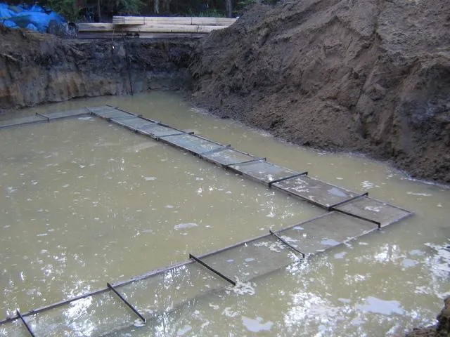 Avis technique concernant une semelle de fondation dans l'eau au fond d'une excavation.