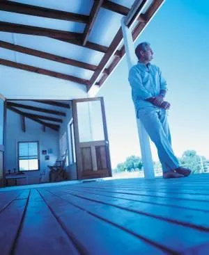 Homme debout qui se détend apre avoir faitconfiance à H Expertise pour une estimation de coûts