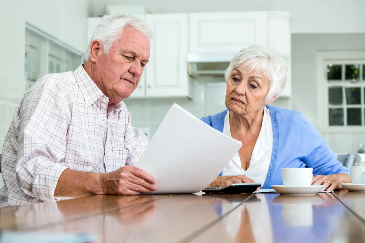 Couple qui consulte un rapport d'expertise technique