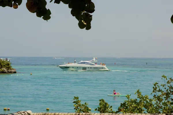 Familia disfrutando un Day Pass en Pa'ue durante la Semana de Receso en las Islas del Rosario.