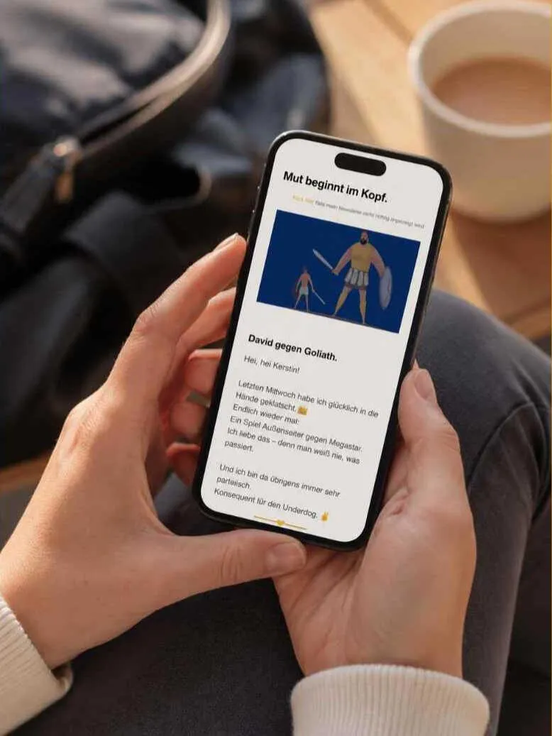 Hände halten Smartphone und lesen den Newsetter von Sport Mental Coach Kerstin Waterman mit dem Titel Mut beginnt im Kopf.