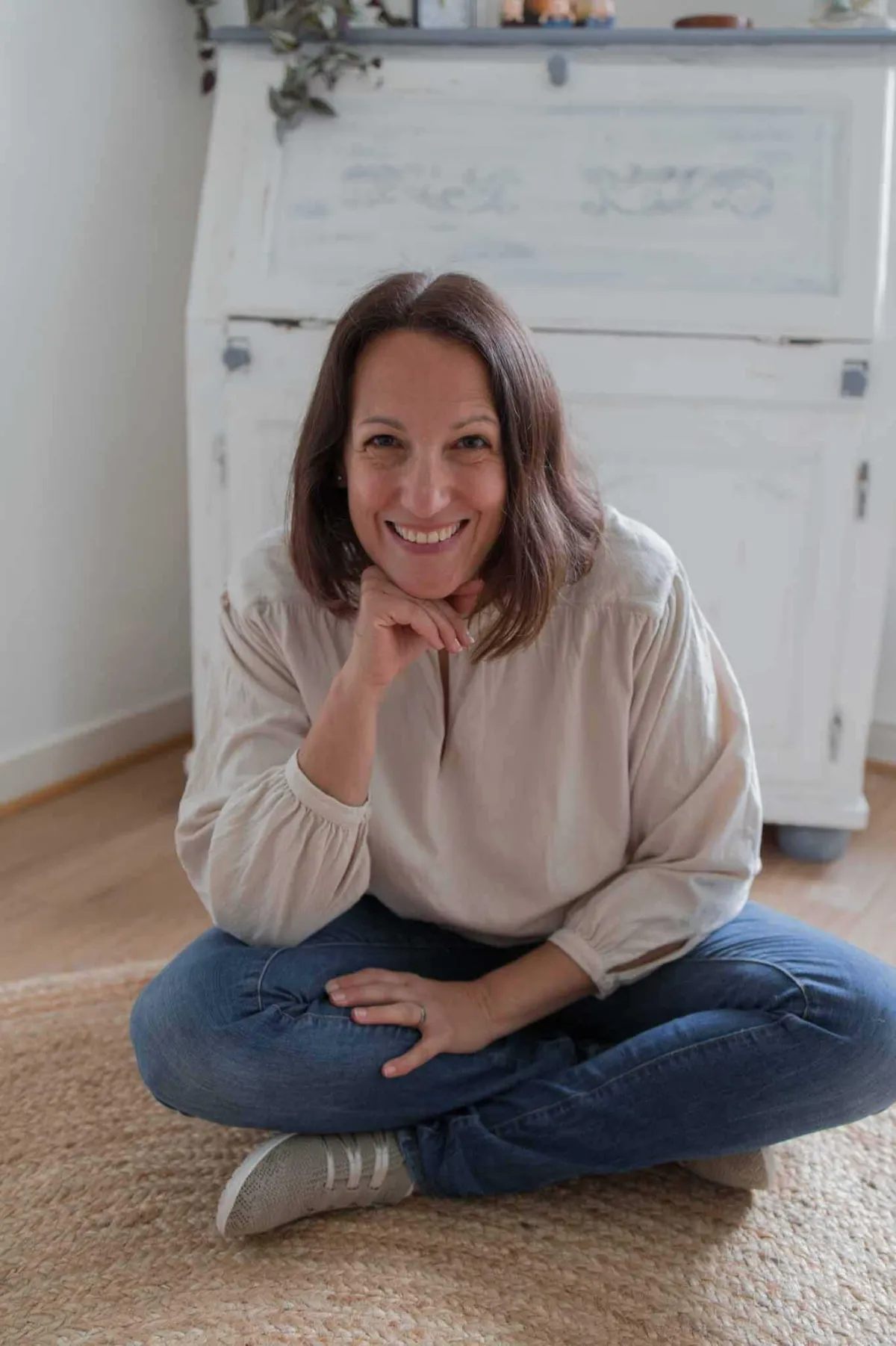 Sport Mentaltrainerin Kerstin Waterman sitzt am Boden in ihrem Coachingraum in Idstein. 