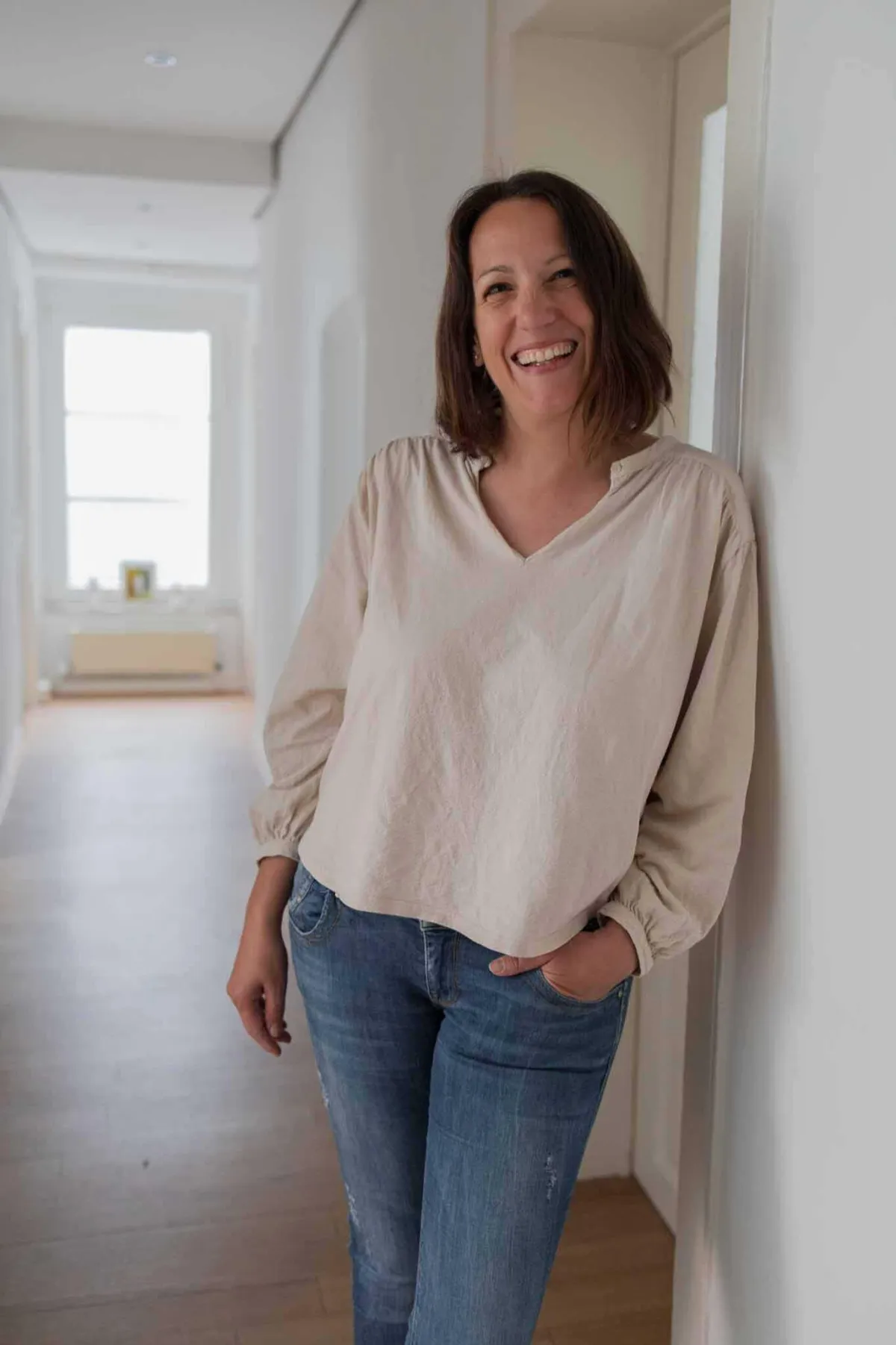 Hände halten Smartphone und lesen den Newsetter von Sport Mental Coach Kerstin Waterman mit dem Titel Mut beginnt im Kopf.
