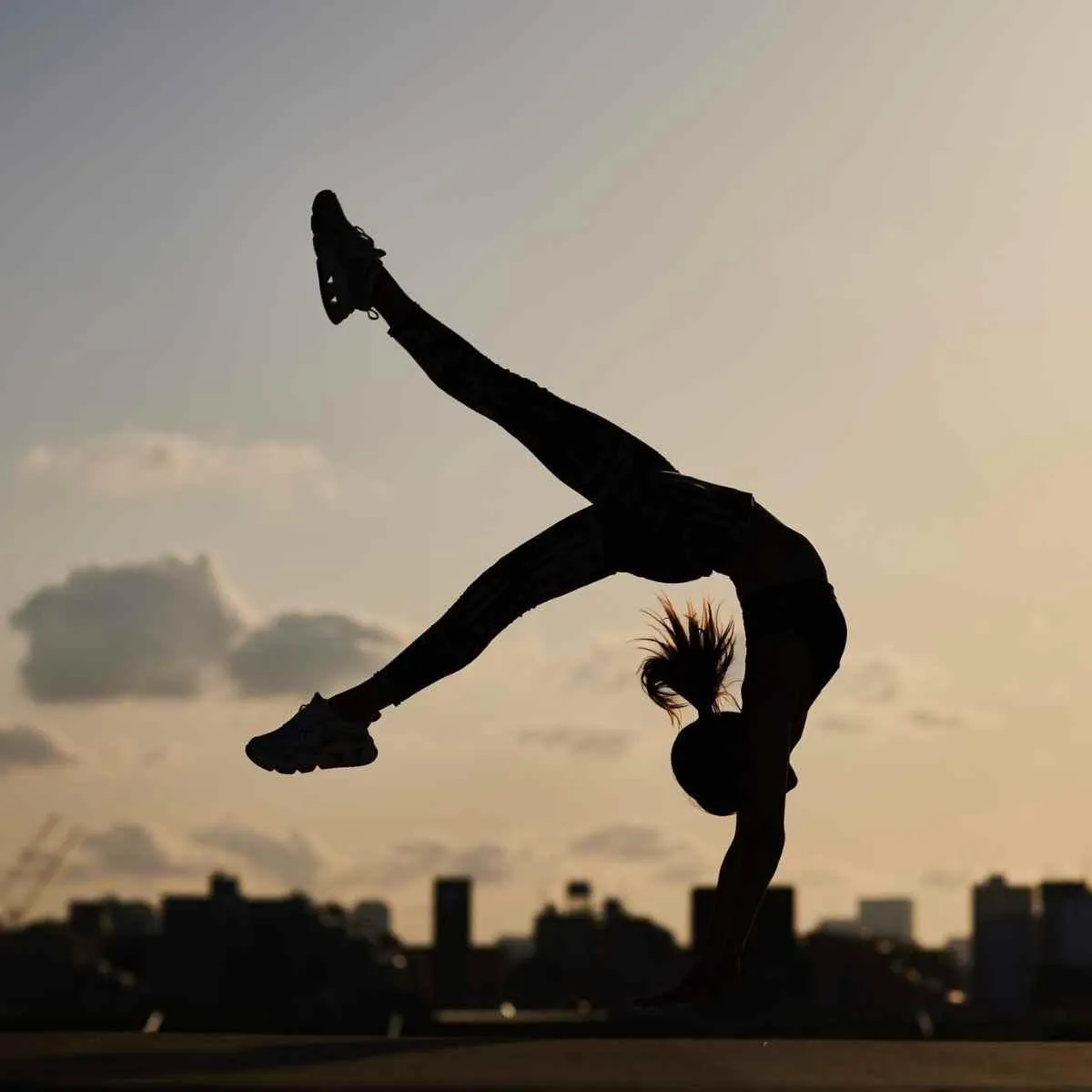 Mädchen macht einen Handstand
