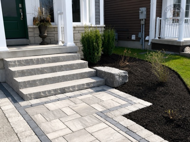 Front porch paver walkway with stone steps, black mulch beds, and clean entryway landscaping by Earl’s Lawn Service in Edgewood, Kentucky.