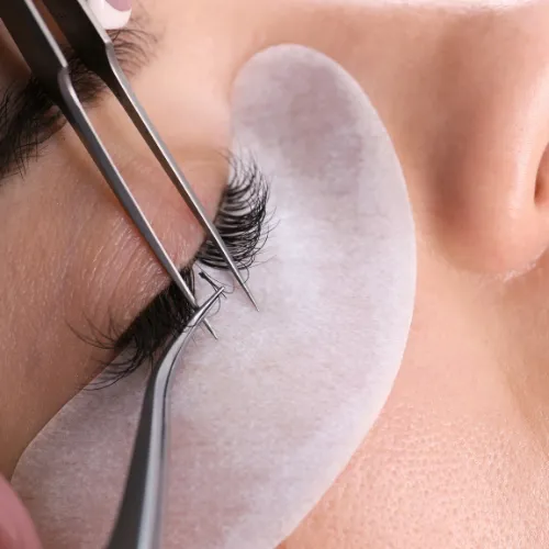 Luxuriöse Gesichtscreme in einem goldenen Tiegel, auf weißem Marmortisch, mit zartem Licht und eleganter Spiegelung. Realistische Fotografie, 1:1-Format.