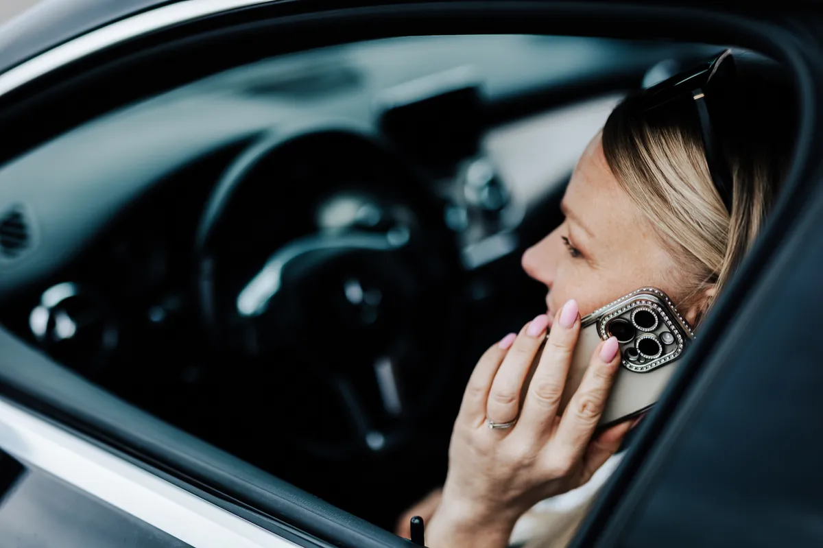 Iværksætter der taler i telefon i bilen