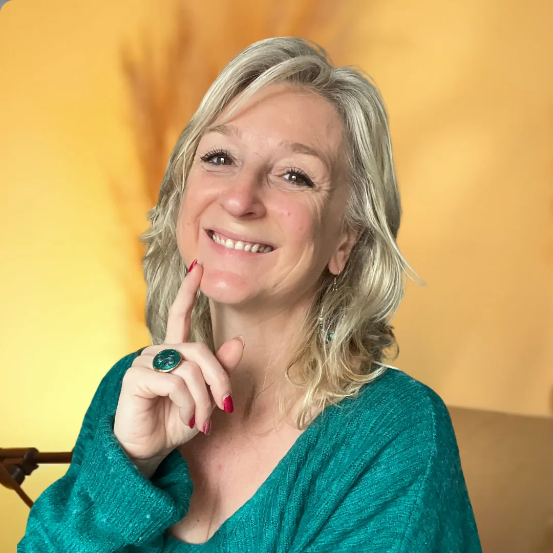 Portrait professionnel d'une coach souriante, fond neutre, accents bleu marine et sarcelle, style photoréaliste.