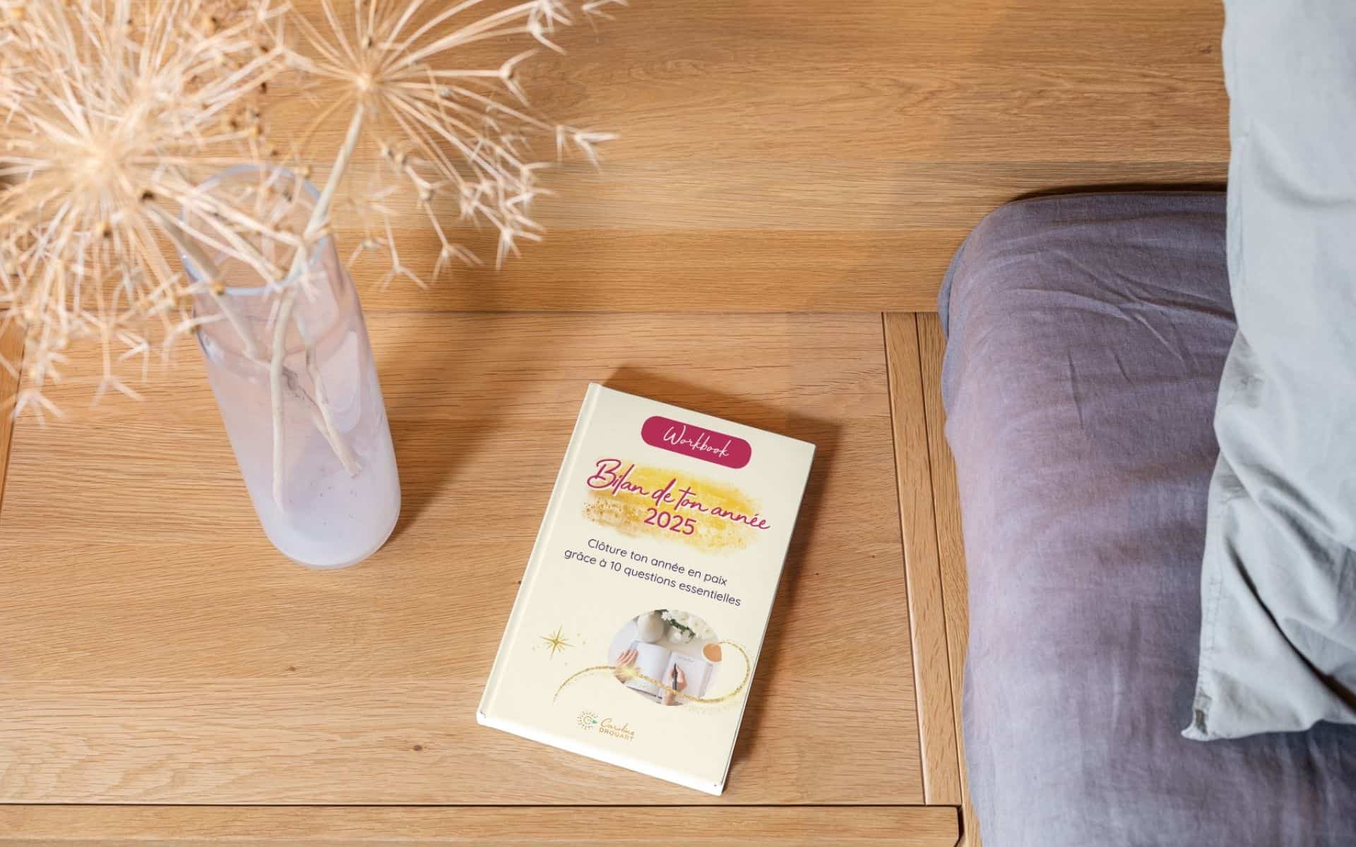 Femme pensive à un bureau lumineux, notes et ordinateur portable, lumière naturelle, ambiance contemporaine, réflexion et découverte de soi.