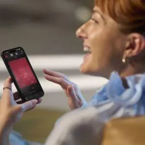 woman using the resound app on her phone