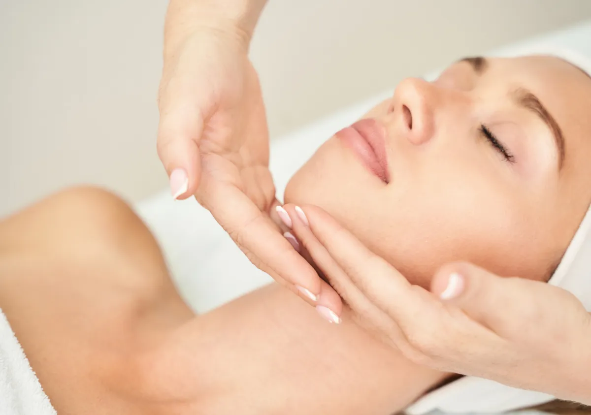 Etsie Facial at the Facial Lounge 