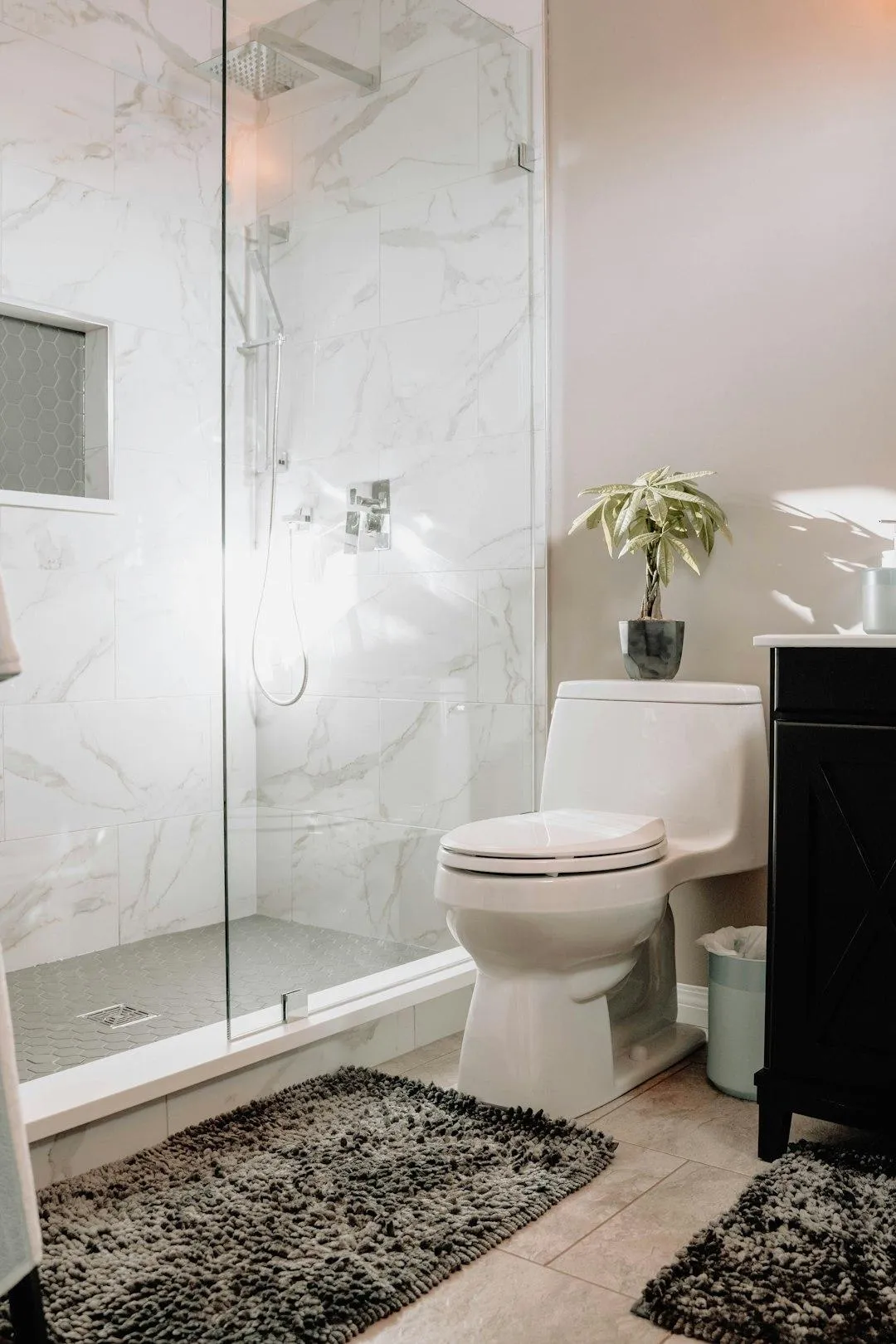 "Elegant marble bathroom wall installation in Berkshire