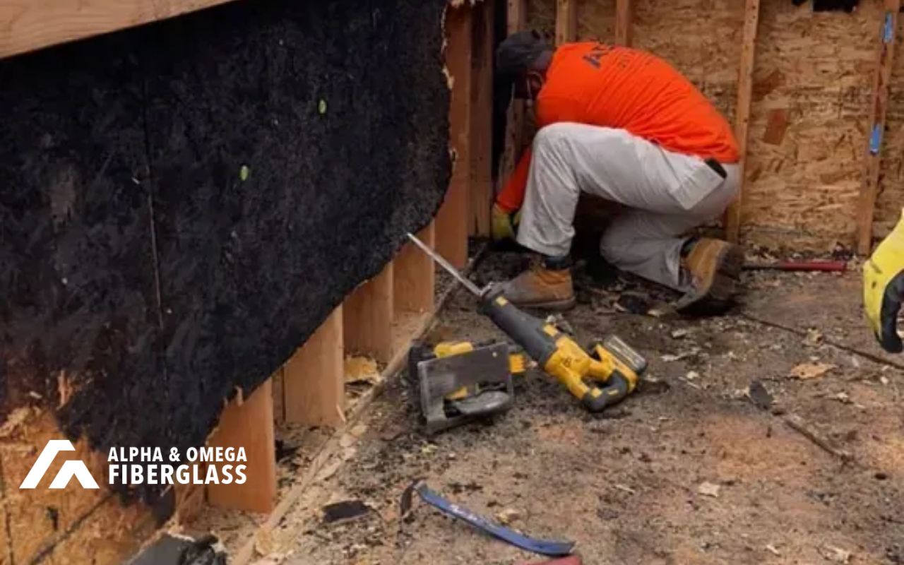 vinyl siding repair warning signs on cracked siding panels