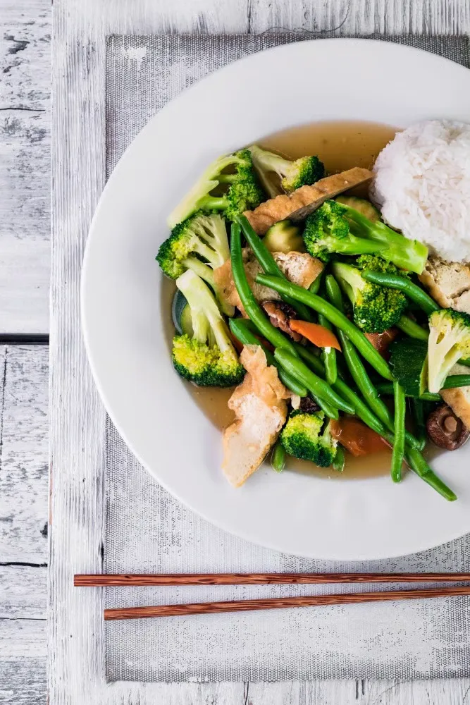 Veganský bufet — čerstvé saláty a teplá jídla