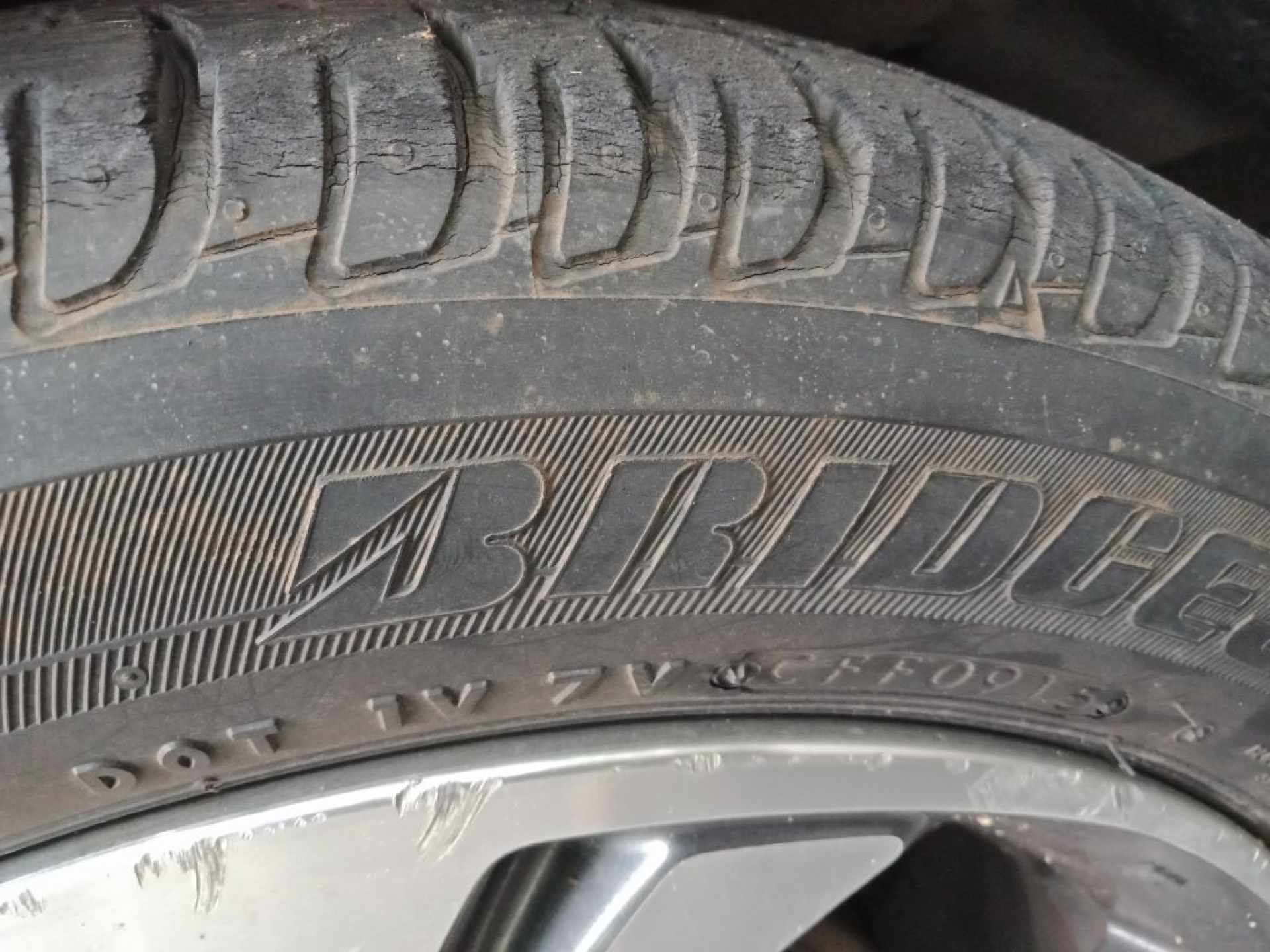 Xe bị nứt như vậy có đáng lo không