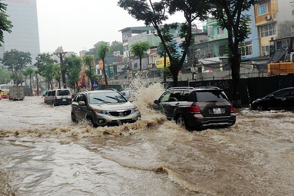 Lái Xe Đường Ngập Nước — Những Điều Nên Và Không Nên | Bình Linh Auto