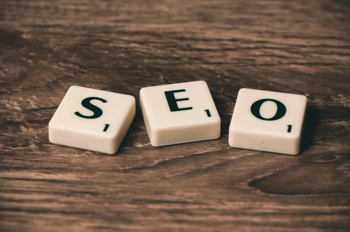 Scrabble-Steine mit den Buchstaben SEO – Symbolbild für Suchmaschinenoptimierung und bessere Google-Sichtbarkeit