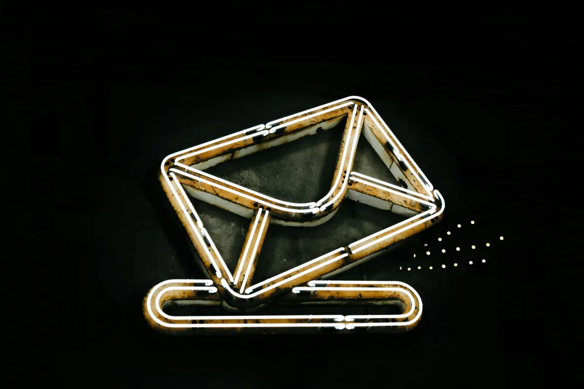 Leuchtendes E-Mail-Symbol – Symbolbild für automatisiertes E-Mail Marketing und Newsletter-Kommunikation
