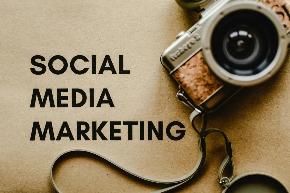 Symbolbild für Social Media Marketing mit Kamera – Sichtbarkeit und Reichweite für Unternehmen auf Facebook, Instagram und LinkedIn