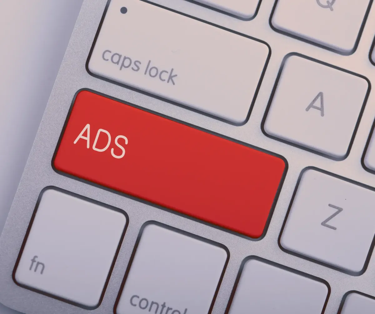 „ADS“ – Symbol für Online-Werbung und Google Ads Marketing