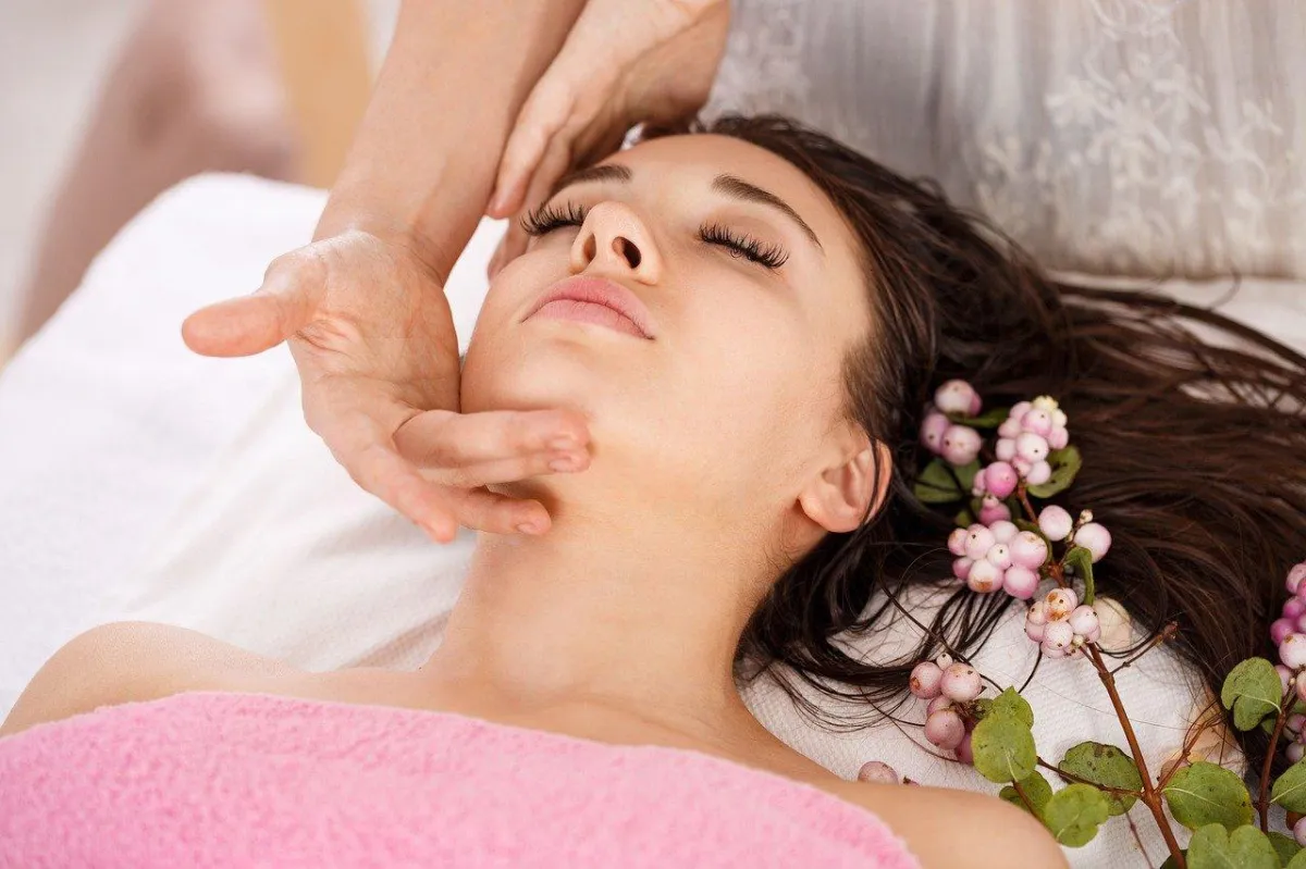 Gesichtsmassage für eine Frau