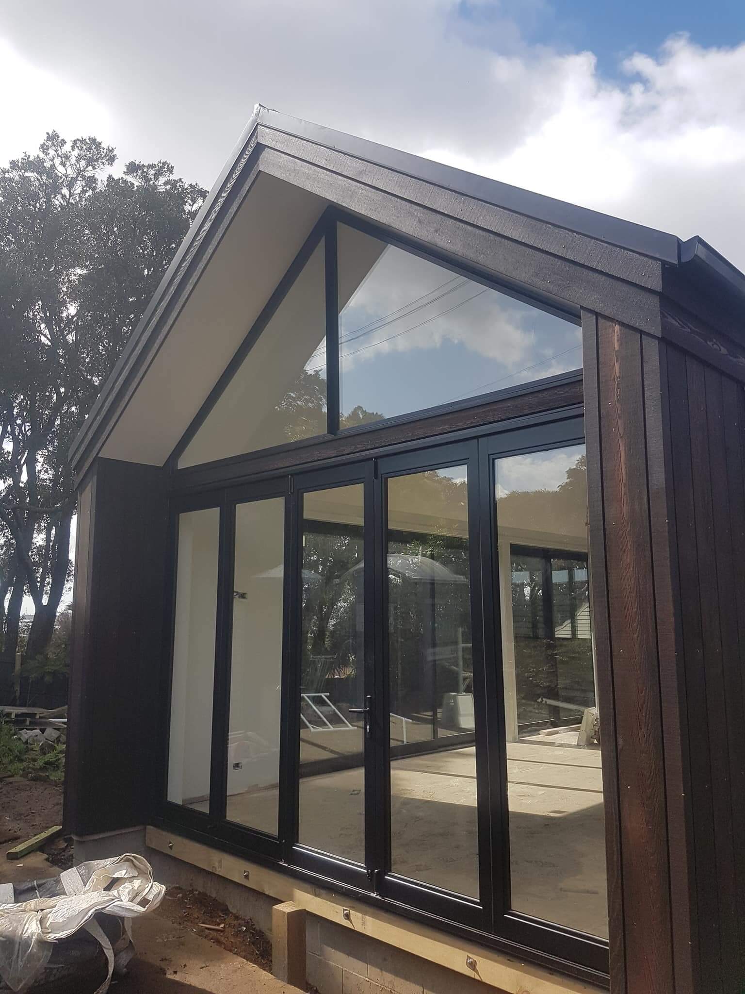 Luxury new home construction and outdoor living area by Auckland builders