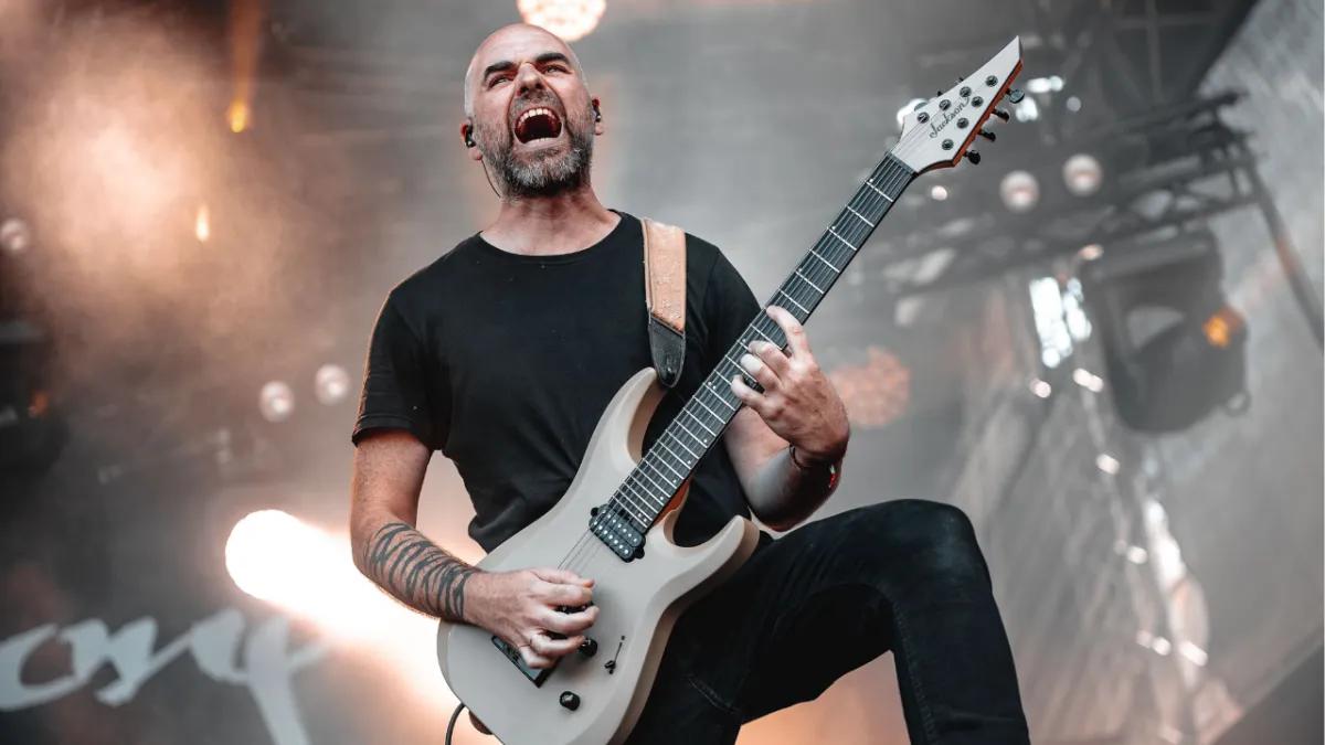 Borja Mintegiaga tocando la guitarra en directo