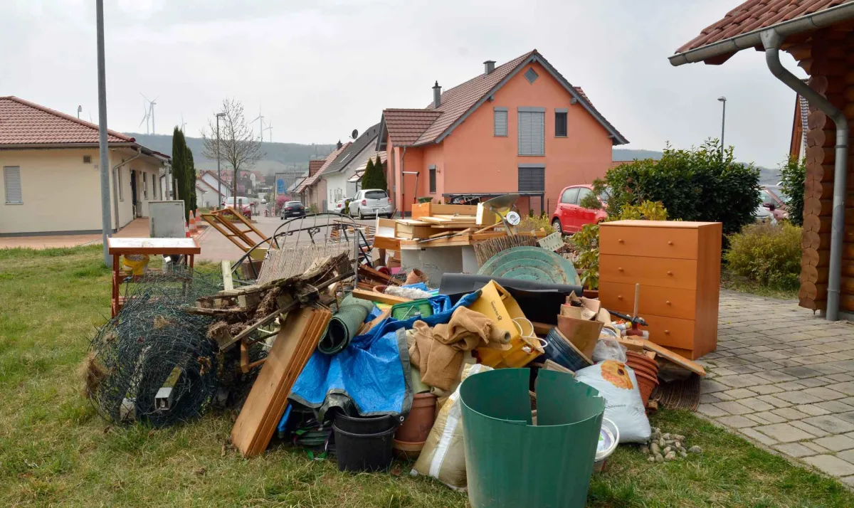 Haushaltsauflösung mit Möbeln und Sperrmüll vor Einfamilienhaus – Wohnungsentrümpelung Frankfurt vom Profi.