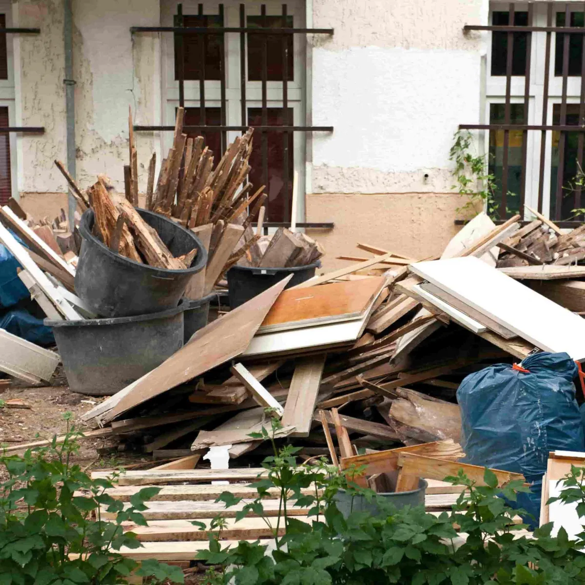 Müll und Sperrmüll auf Grundstück – fachgerechte Grundstücksräumung Frankfurt mit Biduch rund ums Haus