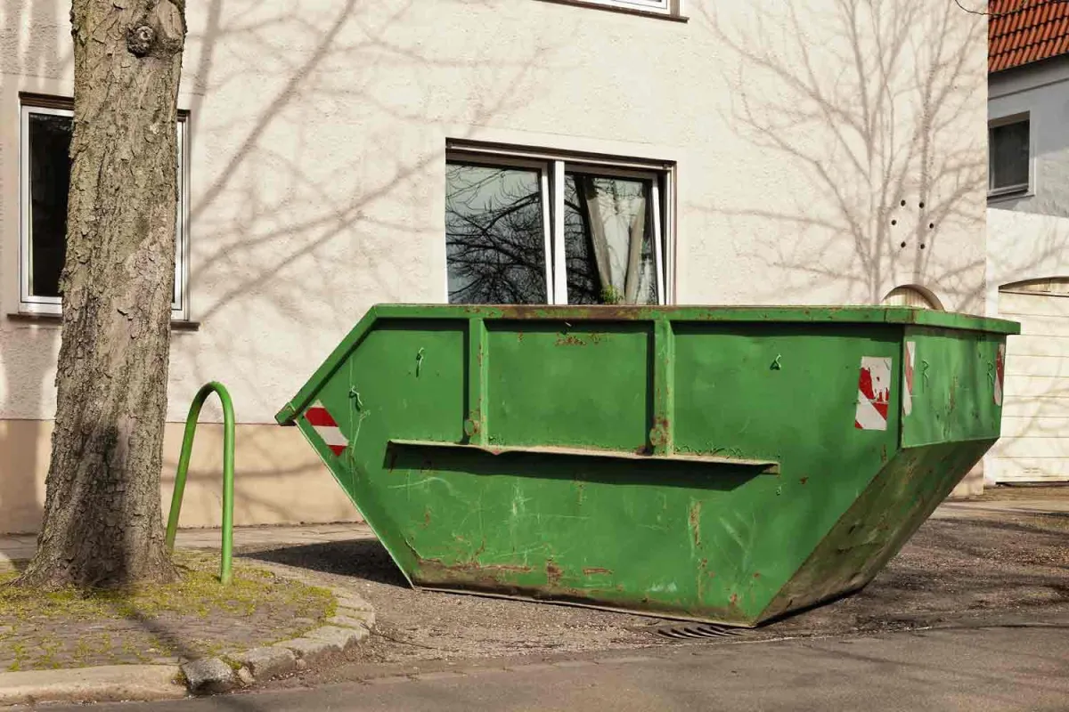 Eine Grundstücksräumung in Frankfurt durch Biduch rund ums Haus