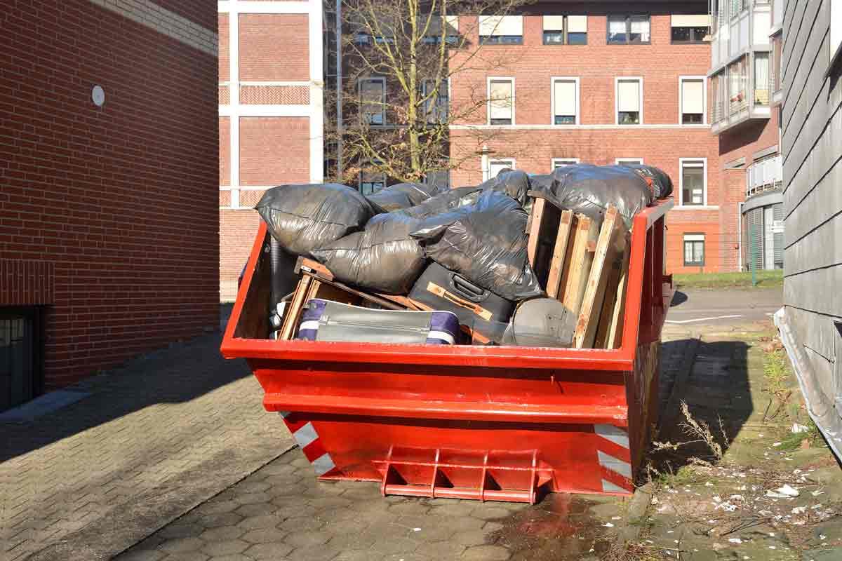 Eine allgemeine Entrümpelung in Frankfurt durch Biduch rund ums Haus.