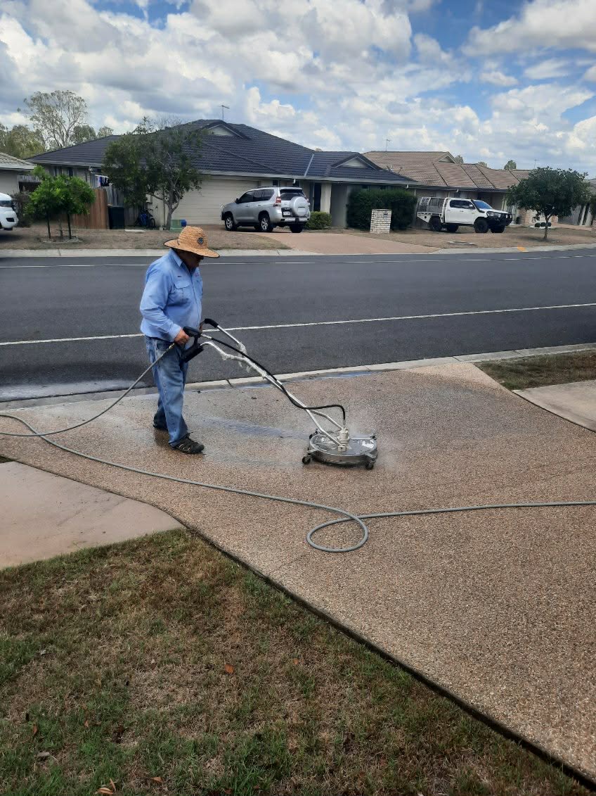 driveway cleaning using pressure cleaner