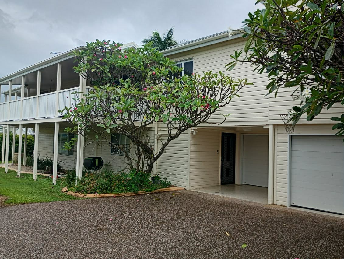 white gladstone house needing pressure cleaning