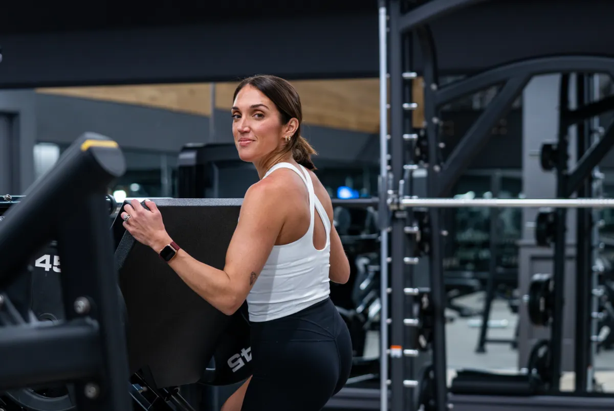woman lifting barbell
