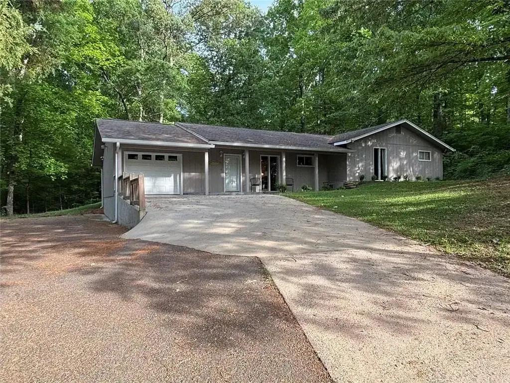 Rome Concrete builds and installs driveways