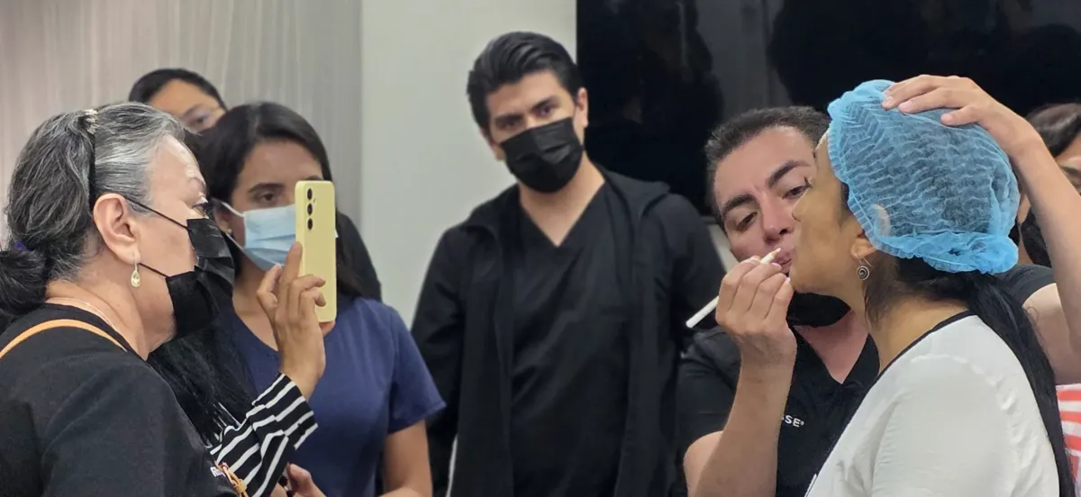 Dr Pablo Rivera dando clase de medicina estetica