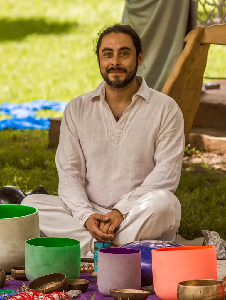 Facilitadora sosteniendo un gong en un espacio de bienestar minimalista