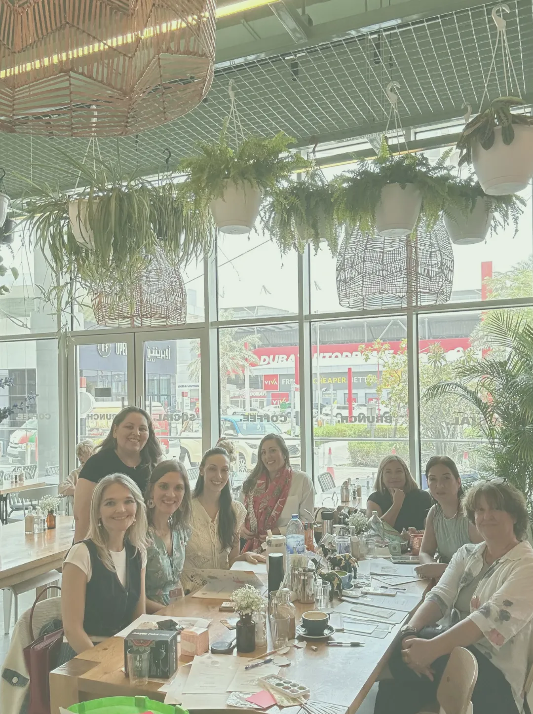Networking en Emiratos Árabes con conversaciones estratégicas entre mujeres emprendedoras